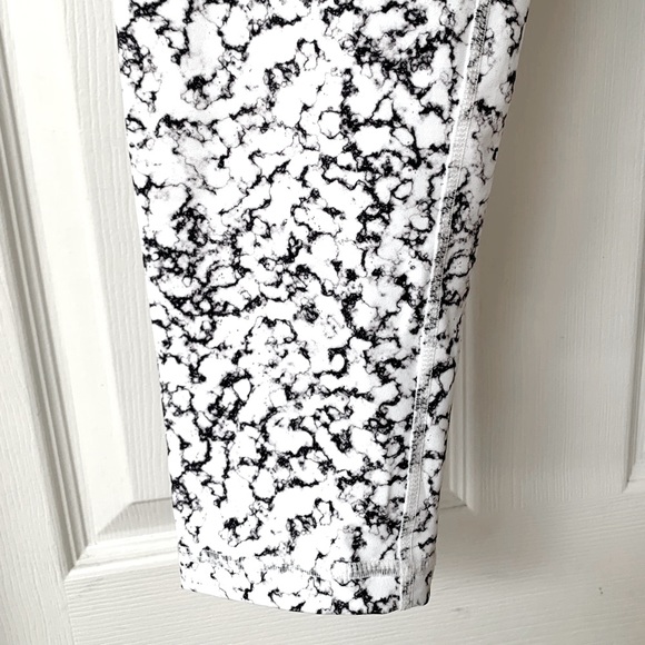 MOVING SALE | DYI Clothing Women’s White Marble Printed Yoga Tights, Size Large - Picture 4 of 5